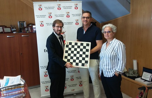 La Delegación de Deportes dona juegos de ajedrez al Hospital de Valme