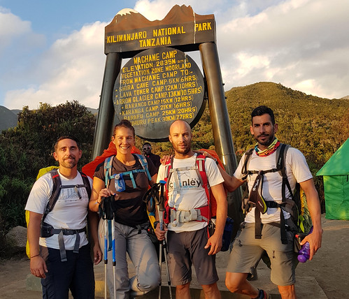 Dos nazarenos coronan el pico del Kilimanjaro