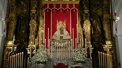 Virgen de Valme en el altar mayor de Santa María Magdalena por el aniversario de su coronación