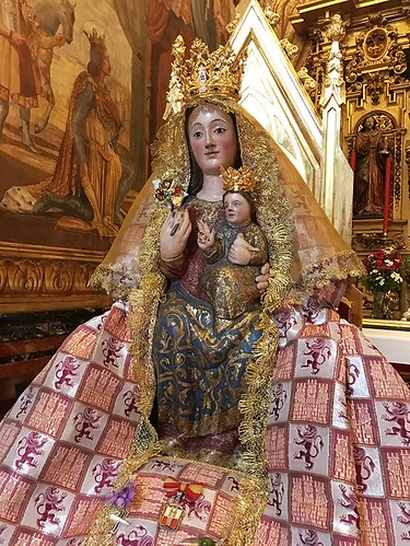 Virgen de Valme nuevo manto inspirado en el Rey San Fernando