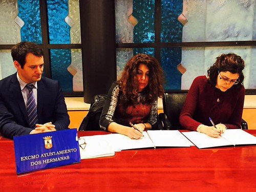 Firma del convenio entre el Ayuntamiento y Autores Premiados para el premio de novela de ciencia ficción Ciudad del Conocimiento