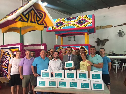 Entrega de botiquines del Hospital de San Agustín a las carretas de Valme