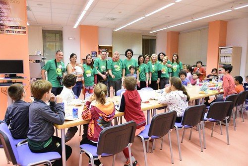 Acampada nocturna por el Día del Libro en la biblioteca de Montequinto