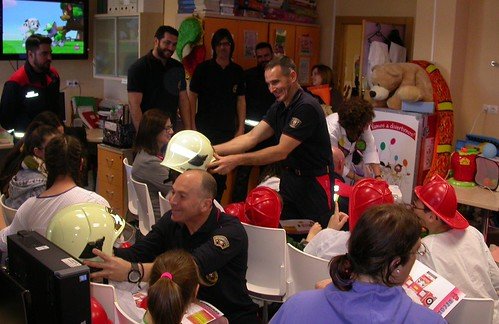 Visita de los bomberos a los niños y niñas del Hospital de Valme
