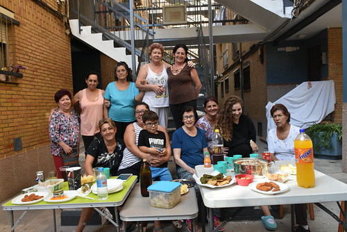 Reunión vecinal en Entrenaranjos para reformar el bloque de viviendas