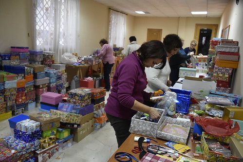 Preparación de pedidos de la campaña Niño de la Navidad de la Iglesia Renacer