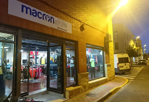 Macron Dos Hermanas se traslada a sus nuevas instalaciones en la Avenida de los Pirralos