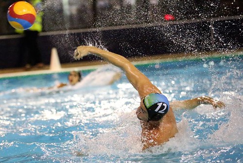 Waterpolo Dos Hermanas masculino lanzamiento de Sergio Casado - Foto Ildefonso Ferrón