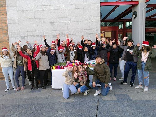 Mercadillo solidario del IES Cantely en la Plaza del Emigrante