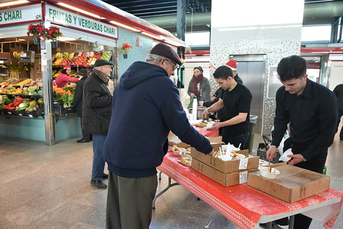 Chocolatada con churros en el Mercado de Abastos por Nochebuena