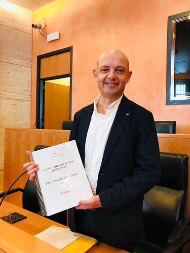 El concejal de Hacienda, Francisco Rodríguez con el presupuesto general del Ayuntamiento