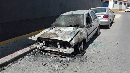 Incendio de un coche en la calle Rio de Janeiro
