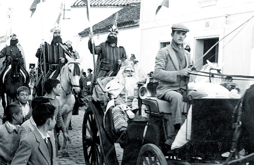 Curiosa estampa que recoge un momento de una de las primeras cabalgatas nazarenas. Ataviado como rey Melchor, el nazareno Fernando Gómez.