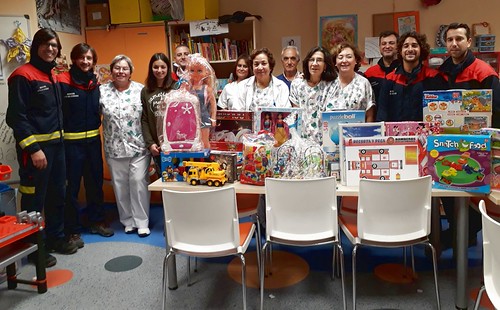 Los bomberos de Dos Hermanas visitan el Hospital de Valme