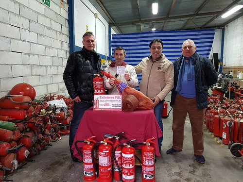 Entrega segundo premio de los 5 Viernes Dorados de la Asociación de Comerciantes Cristo de la Vera-Cruz
