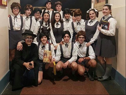 Chirigota juvenil de Ibarburu Aquí no hay quien viva, mamá en el Teatro Falla de Cádiz
