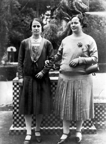 Ana Rivas Moreno (1906-1978) junto a su hermana Patrocinio (1909-1953)
