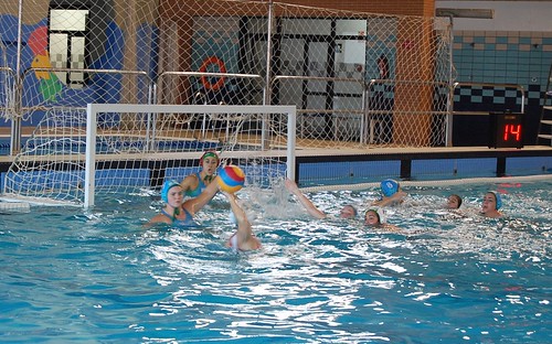 Waterpolo Dos Hermanas femenino y Terrasa en Montequinto