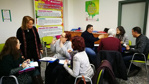 Escuela de familia curso sobre como afrontar la adolescencia de los hijos