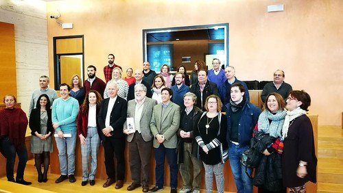 La corporación municipal del Ayuntamiento de Dos Hermanas con representantes de la Fundación Savia