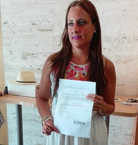 Cristina Alonso con el escrito de su paso al grupo de los no adscritos