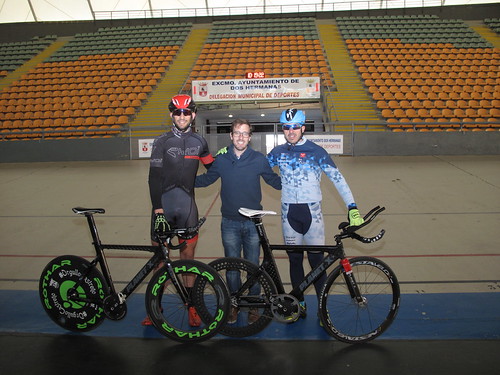 Adolfo Bellido, ciclista con deficiencia visual, entrenando en al velódromo