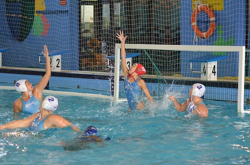 Acción defensiva del Dos Hermanas Waterpolo femenino