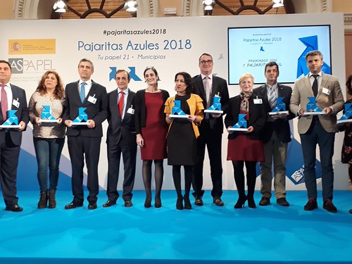 Entrega a Dos Hermanas de la Pajarita Azul por la gestión del reciclaje de papel y cartón