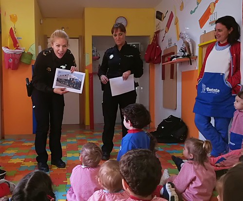 Visita de la Policía Nacional a la Escuela Infantil Petete