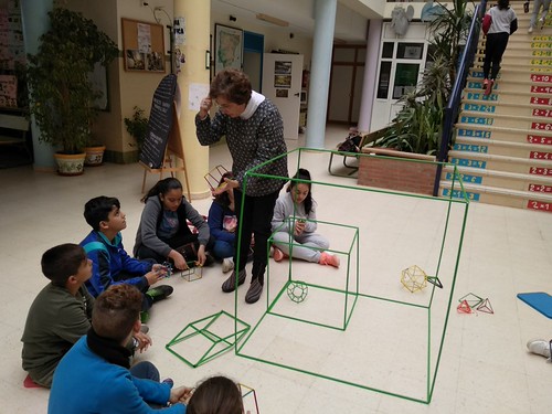 Semana científica mirando al suelo del Colegio El Palmarillo