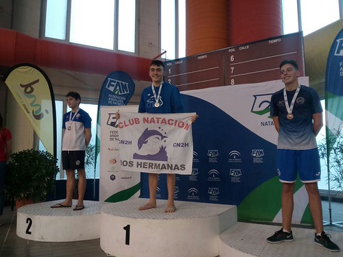 Club Natación Dos Hermanas Raúl Quintana en el podio