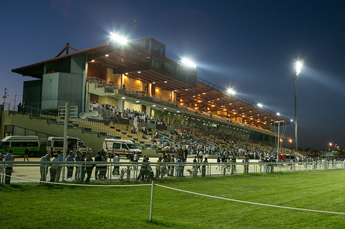 Gradas del hipódromo de noche