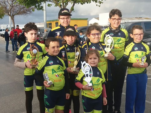 Escuela Ciclista Dos Hermanas Team en una prueba en Chiclana