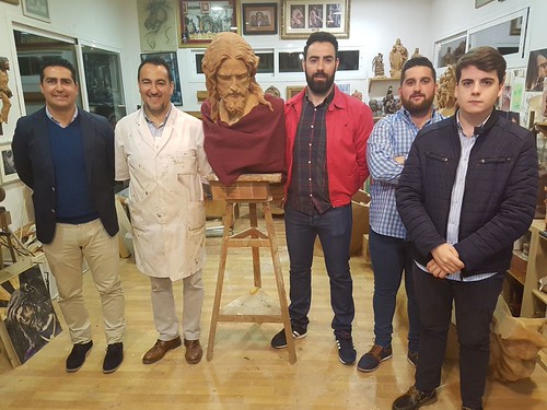 La Agrupación del Prendimiento visita el taller de Navarro Arteaga y la talla de Jesús del Prendimiento