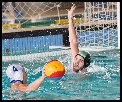 El nazareno Borja Ferrón, en defensa del Waterpolo Dos Hermanas
