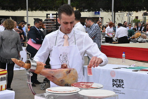 III Concurso Internacional de Cortadores de Jamón de Capa Blanca en la Plaza del Arenal