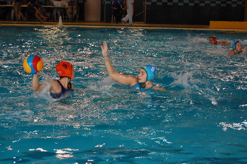 Lorena Miranda, en defensa con el Waterpolo Dos Hermanas