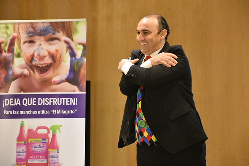 Conferencia Ahumor a beneficio de la AECC