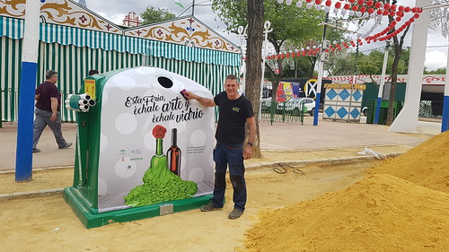 Contenedores de reciclaje de vidrio en la Feria de Mayo