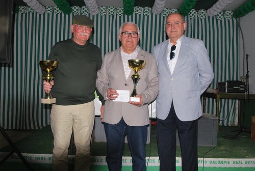 Ganadores y finalistas del Torneo de Dominó Villa Pepita en la Peña Bética Nazarena