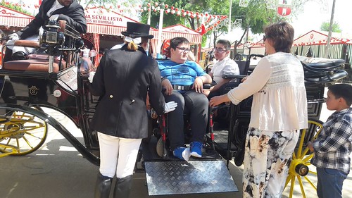 Paseo en coche de caballos adaptado por la feria para personas con diversidad funcional