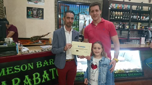 Alfonso Candela recibiendo el premio de una cena en Mesón Bar Garabato como ganador del concurso de fotos de la Semana Santa de La Semana