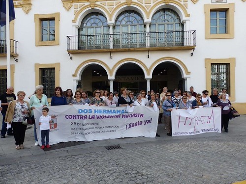 Concentración contra la violencia de género mes de abril puerta del Ayuntamiento
