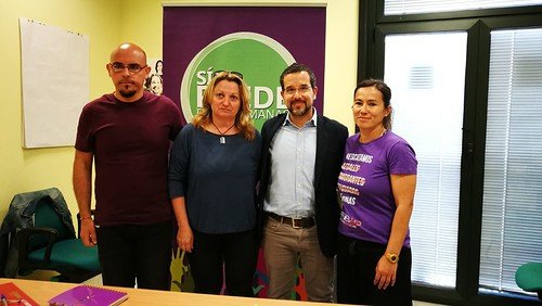 El diputado de Unidos Podemos Sergio Pascual con el grupo municipal de Sí se puede