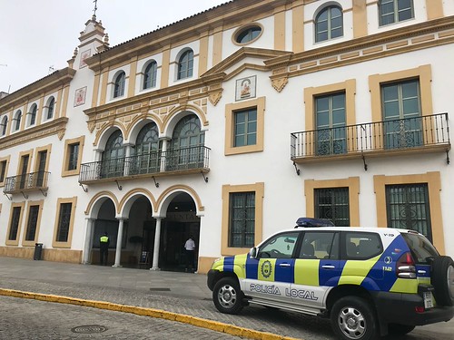 coche policía local en el ayuntamiento