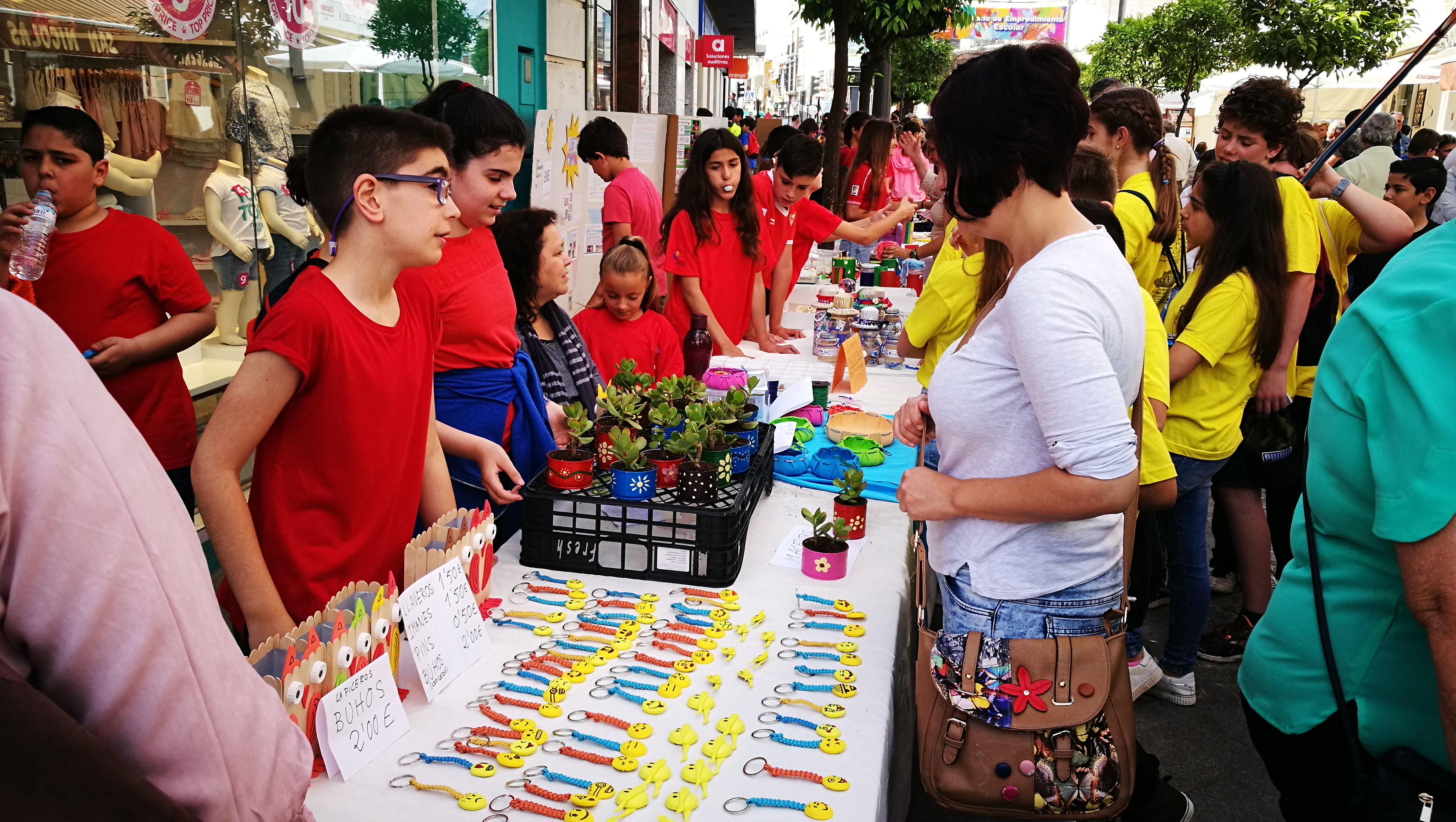 mercado de emprendimiento escolar en la plaza de la mina (2)