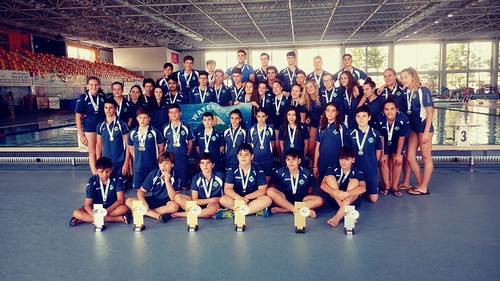 El C.W. Dos Hermanas posa con sus trofeos en los campeonatos andaluces