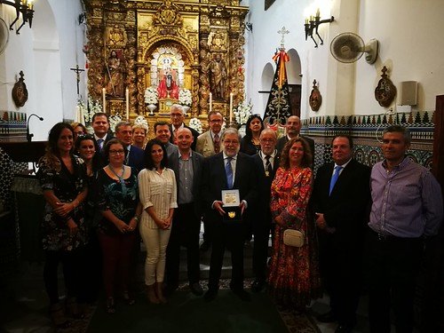 Entrega de la medalla del V Centenario de Santa Ana al Ayuntamiento de Dos Hermanas