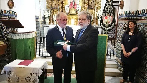 Entrega de la medalla del V Centenario de Santa Ana al Ayuntamiento de Dos Hermanas