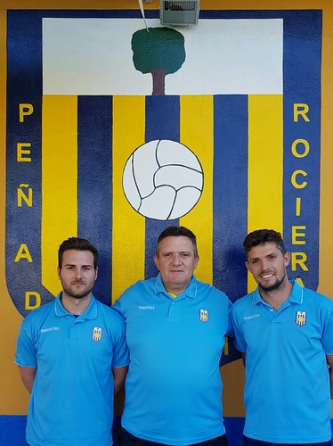 Miguel Acosta con entrenadores de la cantera de la PD Rociera